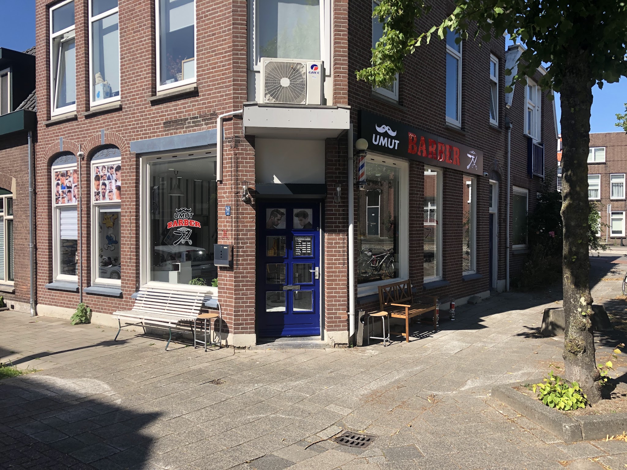 De hoek van de Paul Krugerstraat met de zaak van Umut Barbershop, de blauwe deur en een bankje voor het raam